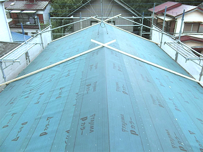 屋根施工中